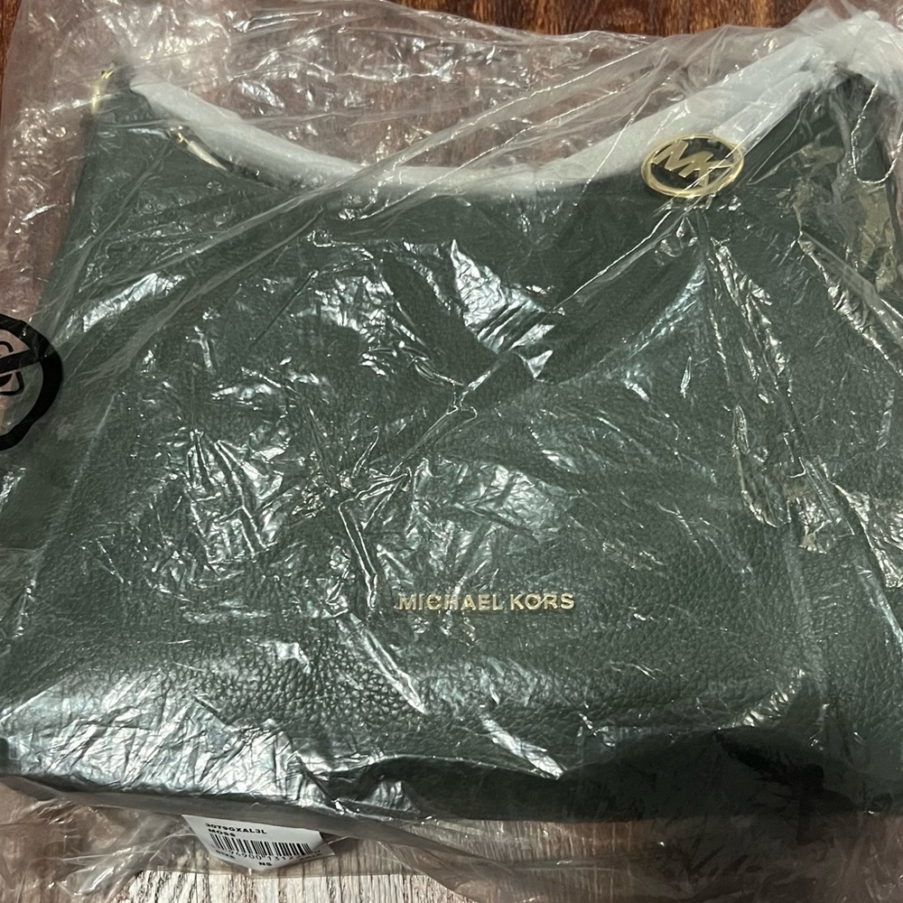 MICHAEL KORS BRAND NEW BAG NEVER USED BEFORE EXCELLENT CONDITION